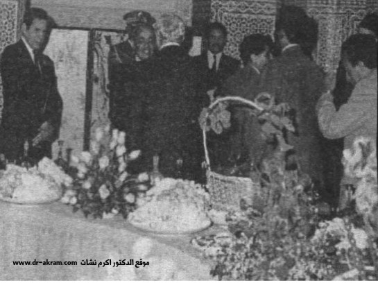 الدكتور اكرم نشات ابراهيم يصافح الملك الحسن الثاني ملك المغرب 