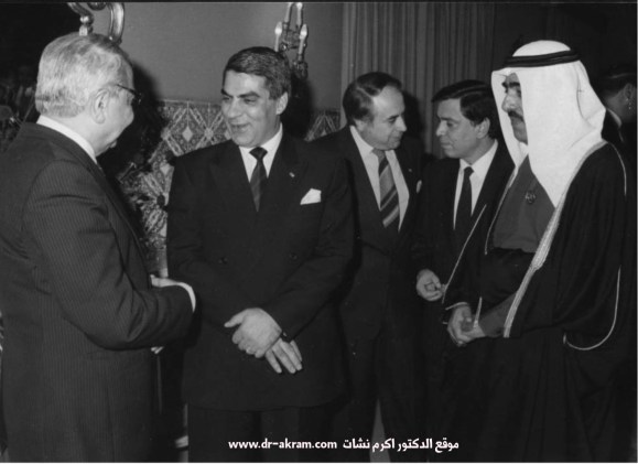 الدكتور اكرم نشات ابراهيم مع الرئيس التونسي زين العابدين بن علي ويحيط بالرئيس سيادة عمار الحبيب وزير الداخلية التونسي والشيخ محمد بن خليفة وزير داخلية البحرين