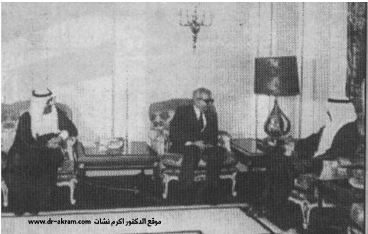 الدكتور اكرم نشات ابراهيم مع سمو الشيخ خليفة بن سلمان  ال خليفة رئيس وزراء البحرين بحضور الشيخ محمد بن خليفة وزير الدفاع