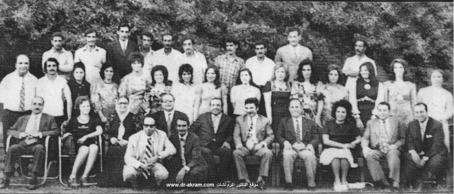 اسرة المركز القومي للبحوث الاجتماعية والجنائية ، تحيط بالدكتور اكرم نشات ابراهيم مدير عام المركز في حفل تكريمه