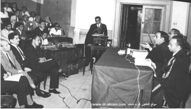 في جلسة مناقشة رسالة الدكتوراه ، اكرم نشات  ولجنة المناقشة يتوسطها الدكتور محمود مصطفى ، وعلى يمينه الدكتور رؤوف عبيد ، وعلى يساره الدكتور محمود نجيب حسني ، والجالسون يتوسطهم السفير العراقي رجب عبدالمجيد وعلى يمينه الدكتور جابر جاد عميد كلية الحقوق وعلى يساره الدكتور عمر السعيد رمضان الاستاذ في الكلية – 14/10/1965
