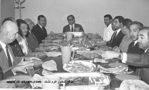 في الحفل التكريمي الذي أقامته عمادة كلية الشرطـة  الدكتور اكرم نشات وعلى يمينه اللواء محمود الحلو عميد كلية الشرطة وعلى يساره الثالث الدكتور سعد العلوش مع اساتذة الكلية 