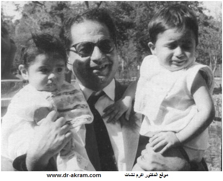 الدكتور اكرم نشات يحتضن ولديه علي بيساره وحسن بيمينه في القاهرة – 1961