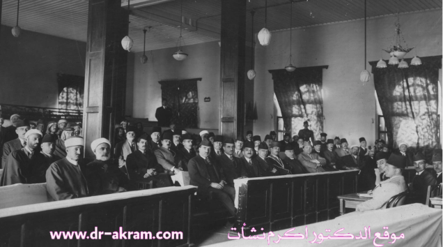 أول مجلس نواب في العراق (1925) و نشأت بك ابراهيم (والد المؤلف) النائب الثاني لرئيس المجلس جالس في الصف الثالث بجوار العمود الايسر بالقاعة