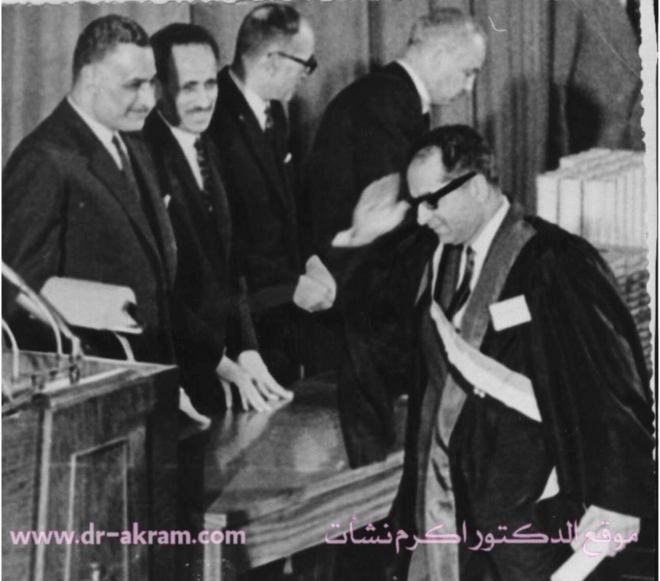 الدكتور اكرم نشات يتسلم شهادة الدكتوراه وجائزة عيد العلم من الرئيس جمال عبد الناصر وبجانبه الرئيس عبد الرحمن محمد عارف – 6/2/1967