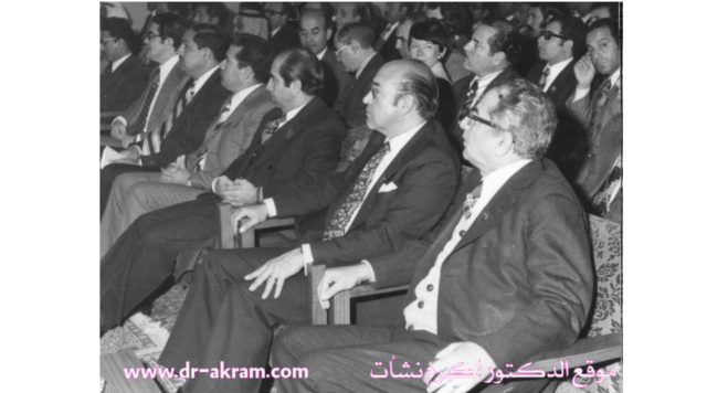 في المؤتمر التأسيسي لاتحاد الحقوقيين العرب من اليمين : الأول الدكتور اكرم نشات والثالث السيد عبدالحسين الجمالي وكيل وزارة الخارجية والخامس السيد شبيب المالكي أمين عام الاتحاد والسادس الدكتور منذر الشاوي وزير العدل