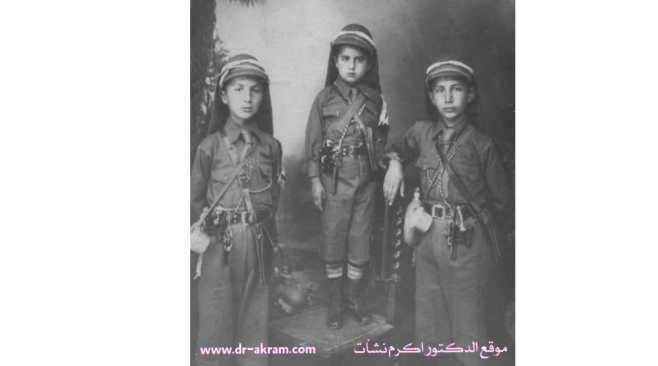 الدكتور اكرم نشات بملابس الكشافة يتوسط شقيقيه هاشم على يمينه وناظم على يساره - 1926