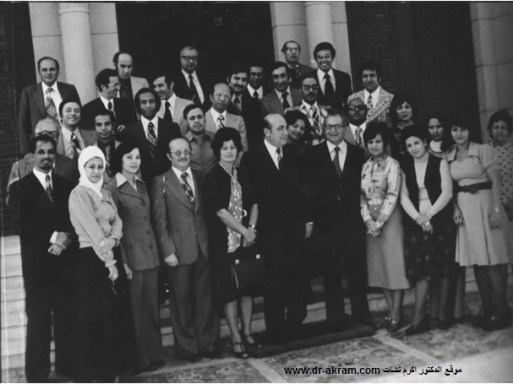 اسرة الادارة العامة للشؤون الاجتماعية والثقافية في الجامعة العربية تحيط بالدكتور اكرم نشات وبجانبه السيد أسعد الاسعد  في حفل توديعه بمقر الجامعة