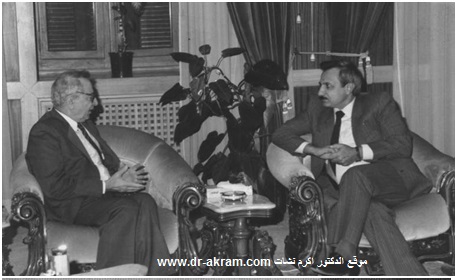 الدكتور محمد حربة وزير الداخلية السوري في حديث مع الدكتور اكرم نشات ابراهيم خلال زيارته دمشق