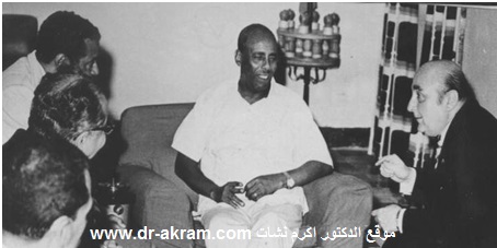 الرئيس الصومالي محمد سياد بري وعلى يساره السيد اسعد الأسعد وعلى يمينه الثاني في الوسط  الدكتور اكرم نشات ابراهيم