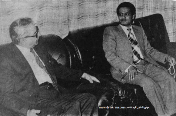 السيد محسن محمد العلفي وزير الداخلية اليمني في حديث مع الدكتور اكرم نشات ابراهيم خلال زيارته صنعاء