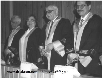 الدكتور اكرم نشات ابراهيم يرأس لجنة مناقشة رسالة ماجستير في كلية الحقوق بجامعة النهرين وعلى يمينه الدكتورة واثبة السعدي والدكتور فخري الحديثي وعلى يساره الدكتور ضاري خليل  1998 